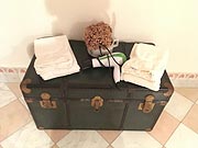 Alte Truhe im Bad in der Villa Cantoni (©Foto: Marikka-Laila Maisel)